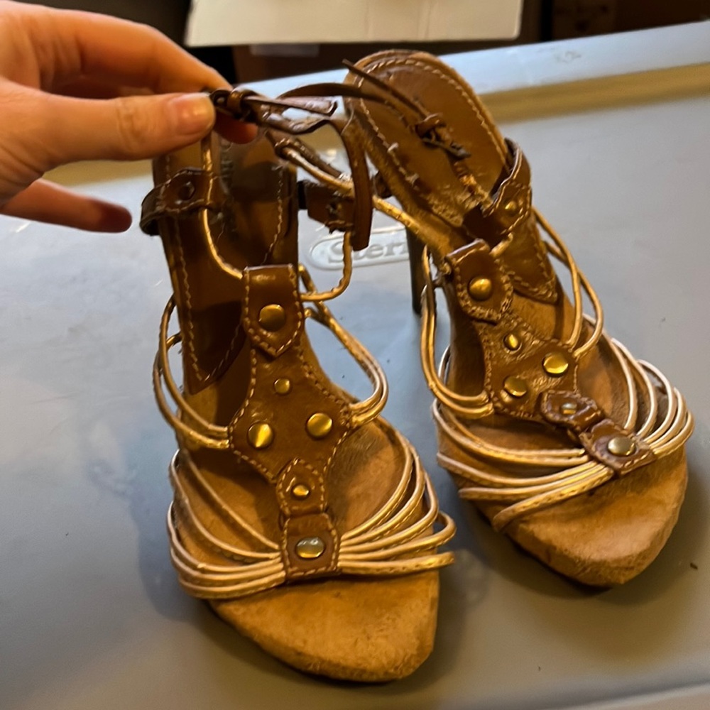 Delicious straps heels never worn. Size 6